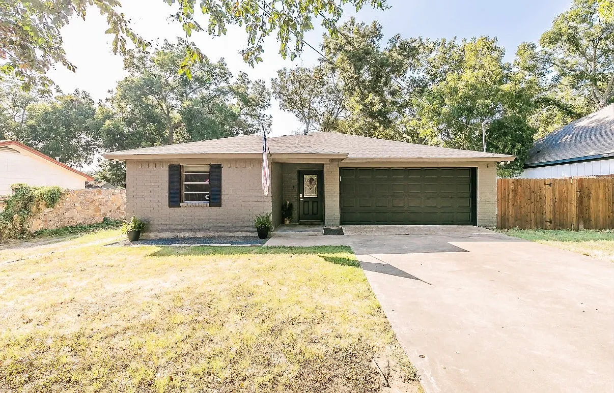 3 bed, 1300 sqft, $2,100 — Photo 1