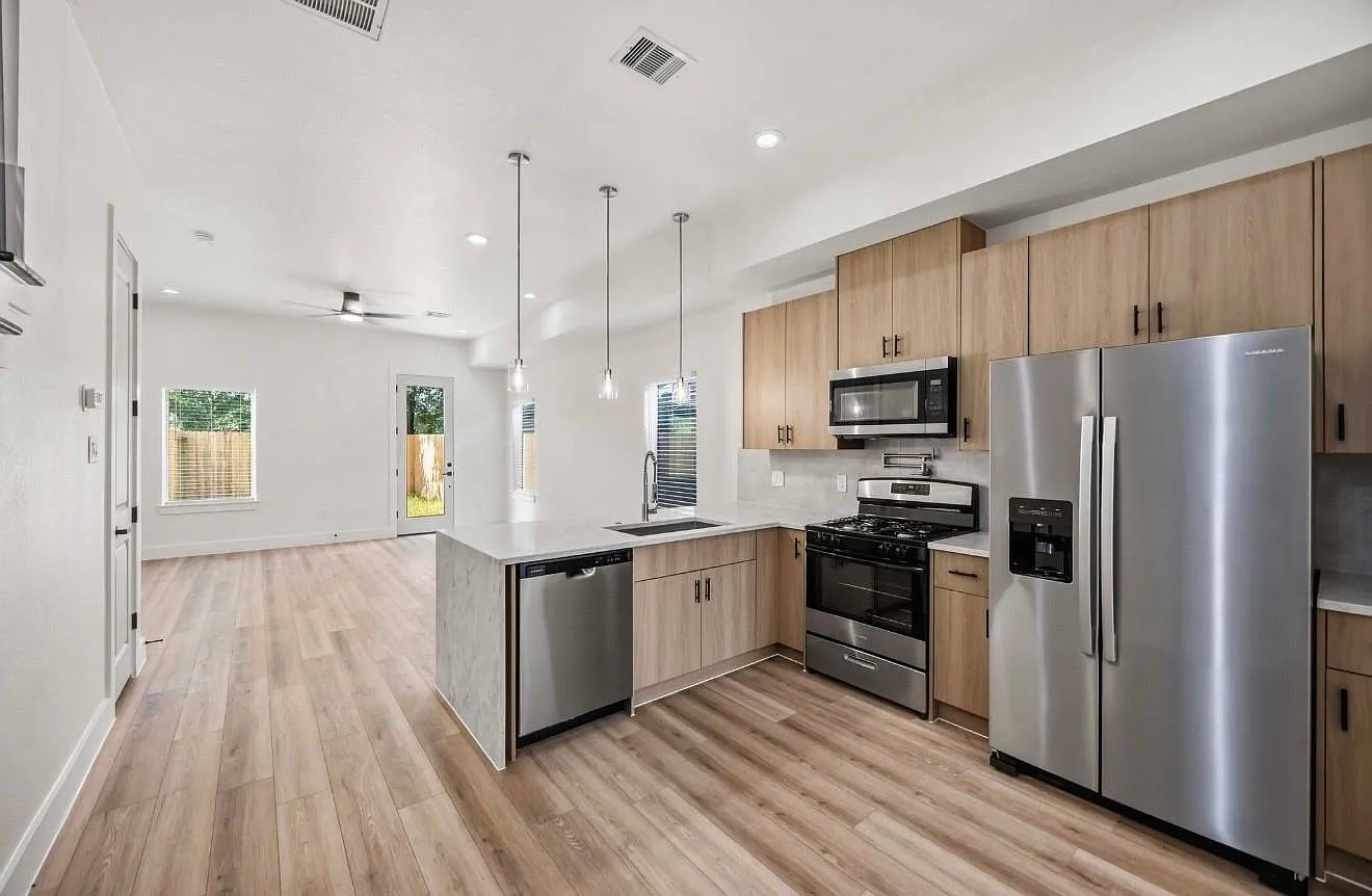 3 bed, 2.5 bath, $2,275 — Photo 2