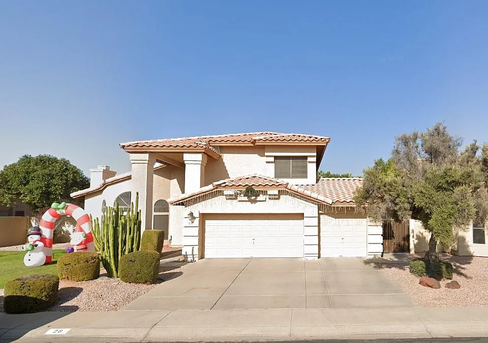 28 E Yvonne Ln