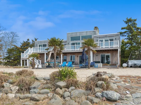 1 Marinea Pl, Hampton Bays, NY 11946