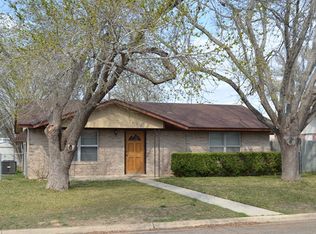 420 Melody Ln, Uvalde, TX 78801