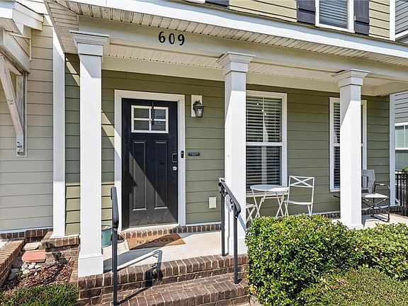 2nd image of 609 Veery St