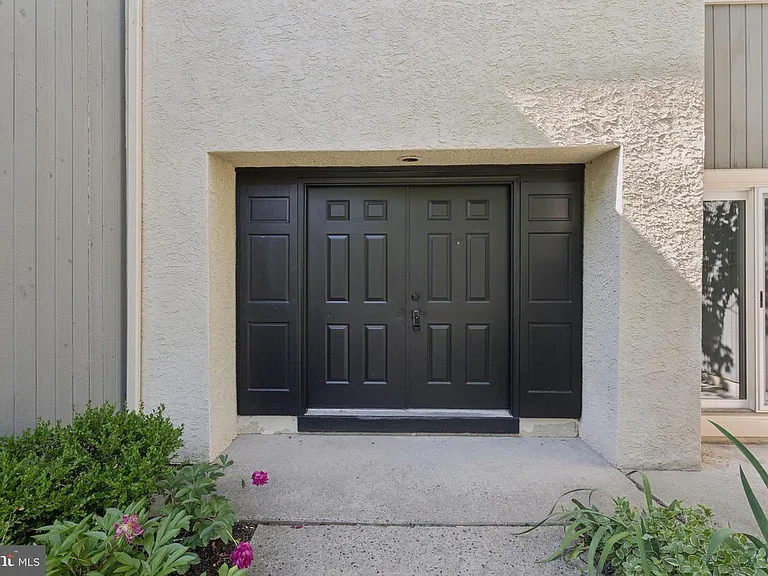 911 Chanticleer — Photo 4