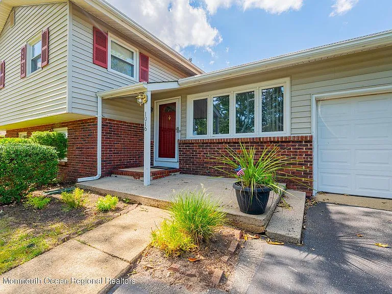 1016 Dove St — Photo 2