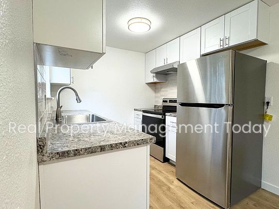 4th image of 820 196th St E
