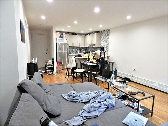 3rd image of 220 E 14th St APT 5R
