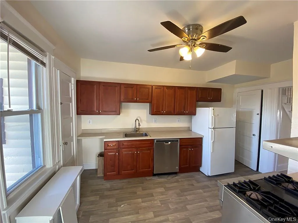 3 bed, 1.0 bath, 1100 sqft, $3,000 — Photo 2