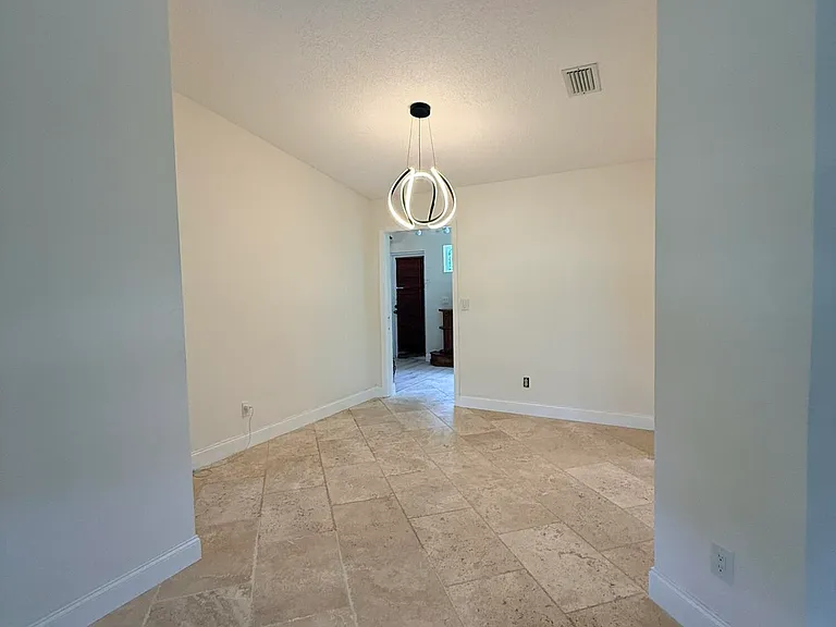 550 SW Natura Ave — Photo 7