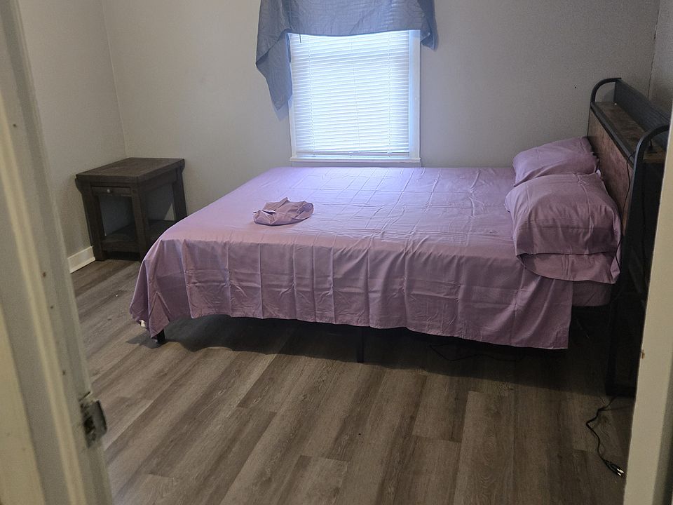 1st image of 1002 Henry Jay St #1