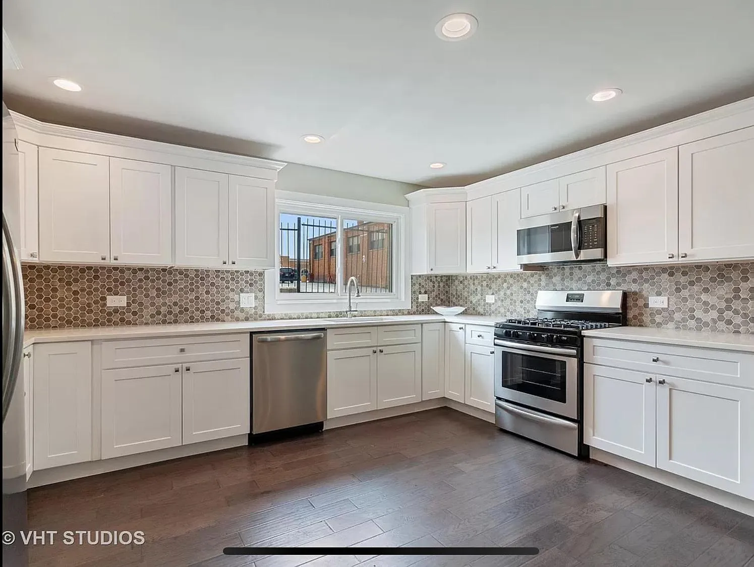 536 Ledochowski St — Photo 3