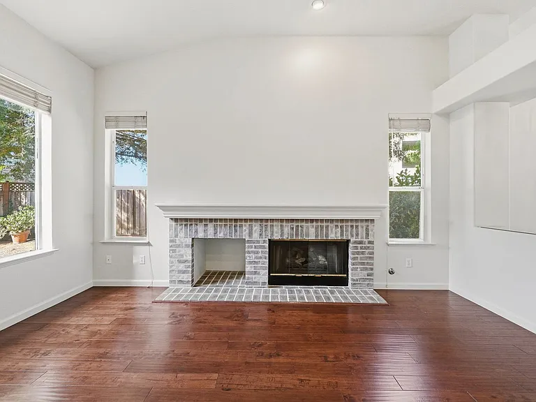 1439 Gordon Dr — Photo 9