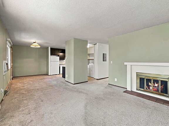 2nd image of 925 Columbia Rd #833