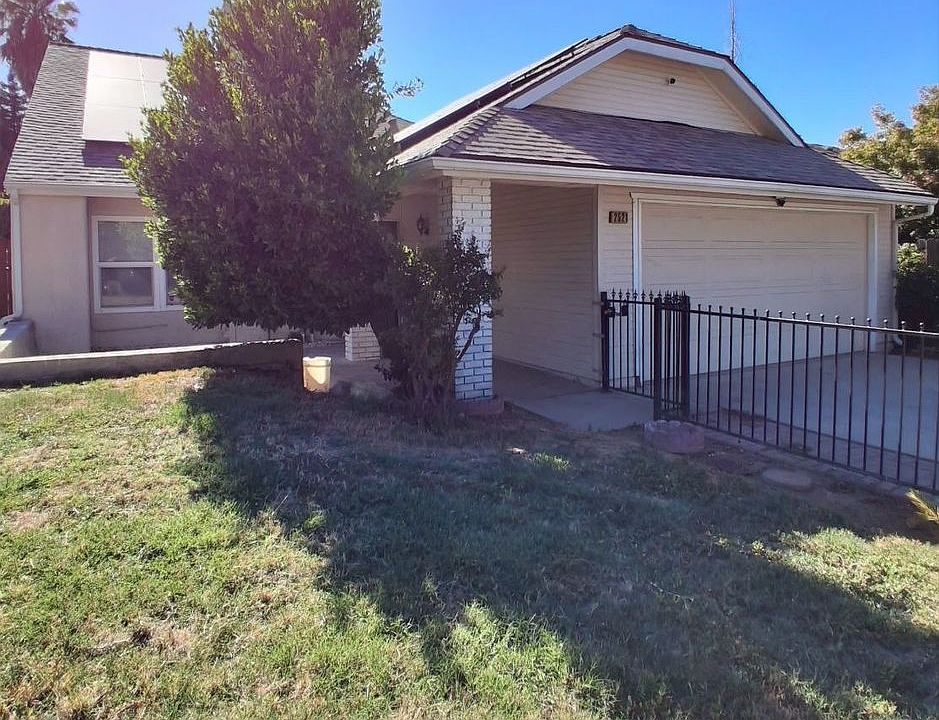 1st image of 2521 N Selland Ave