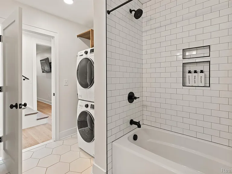 374 E Grand Blvd #2A — Photo 12