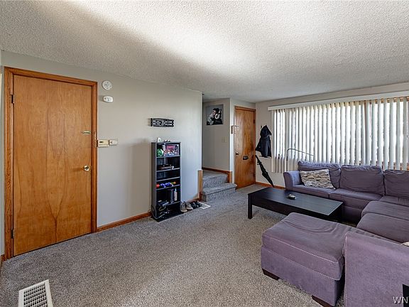 5th image of 62 Patricia Ln