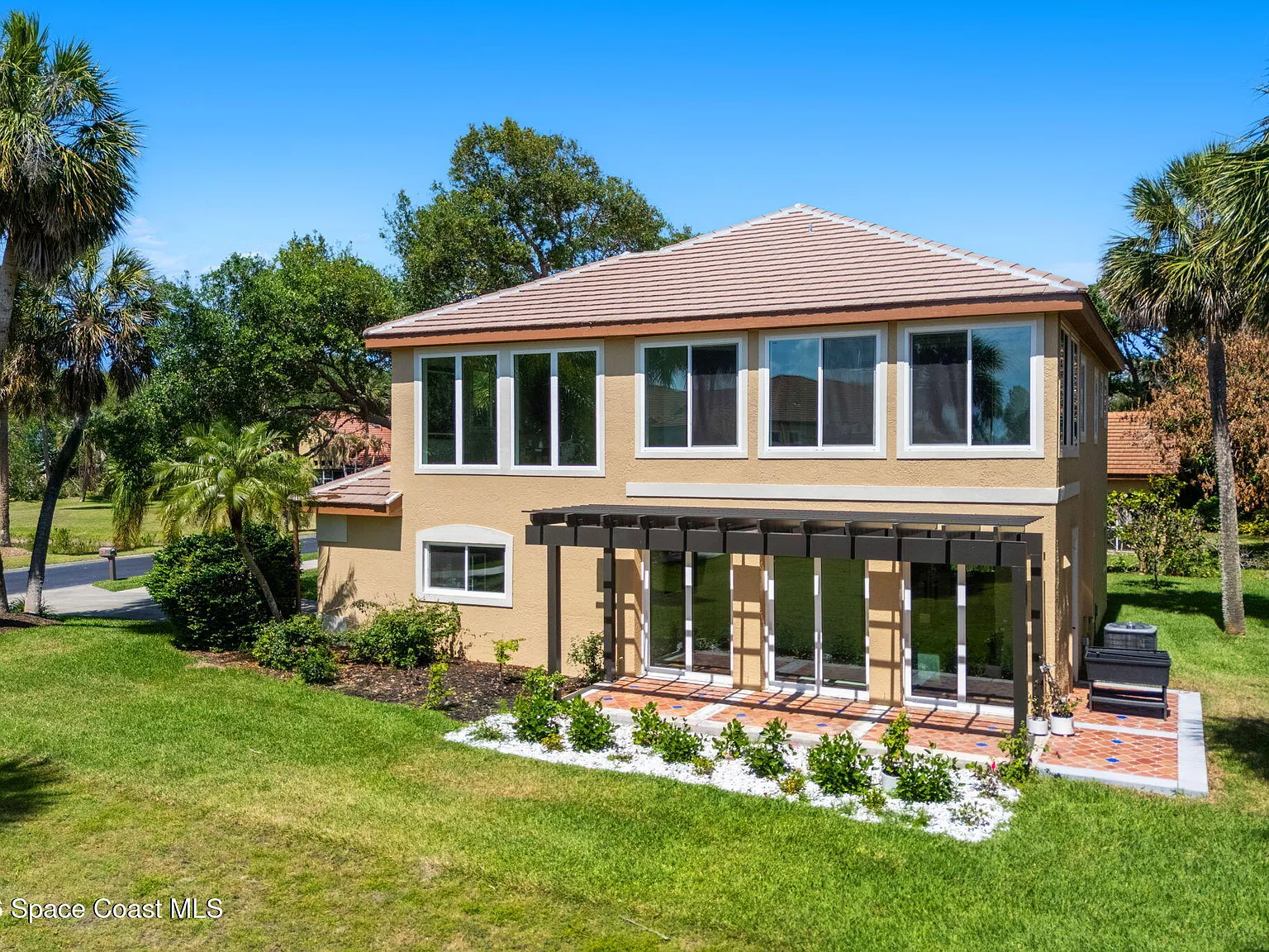 3 bed, 2.5 bath, 2005 sqft, $4,500 — Photo 3