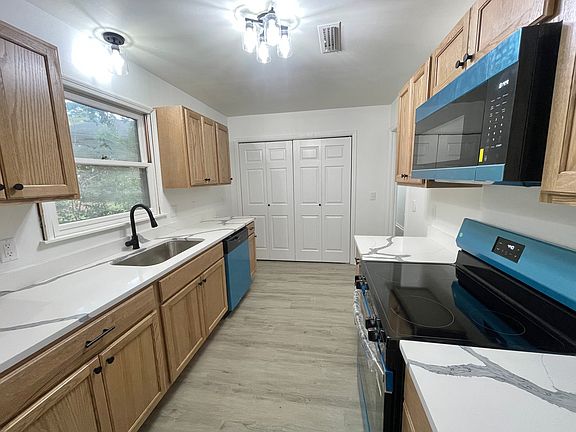 2nd image of 122 Emerald Lake Dr