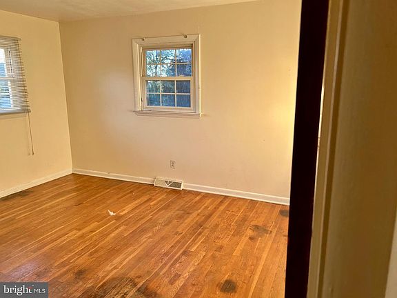 3rd image of 105 Moody St