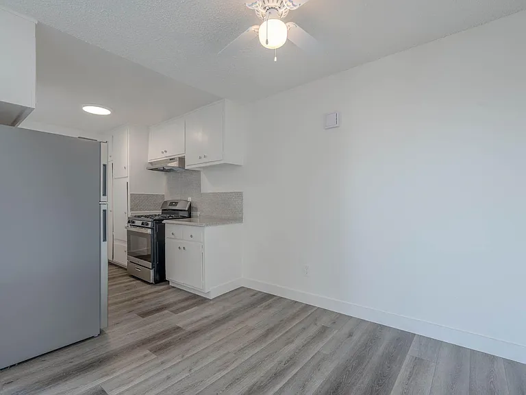 Roscoe Apartments — Photo 9