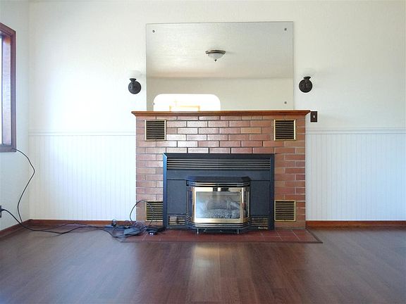 3rd image of 206 E 1st Pl