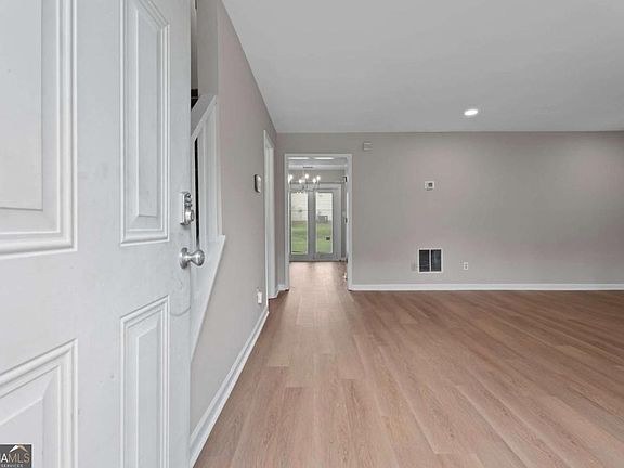 3rd image of 909 Silverwood Dr
