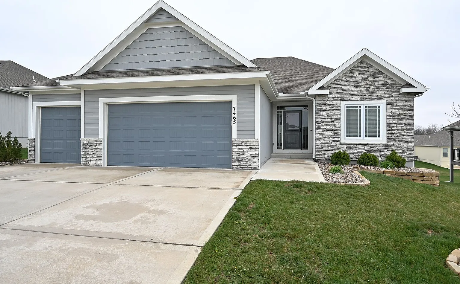Wonderful 4 bedroom, 3 bath home with 3 car garage for rent! — Photo 1