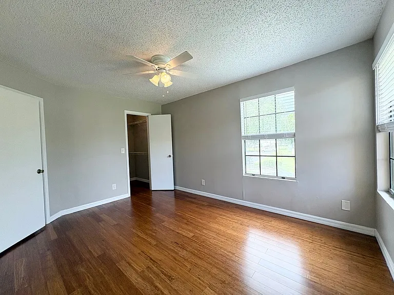 380 Lakepointe Dr #204 — Photo 16