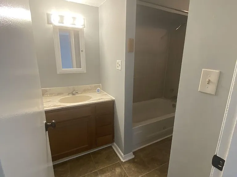 1728 Chester Rd — Photo 10