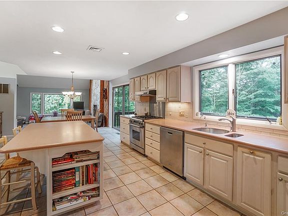 4th image of 29 Roberta Dr