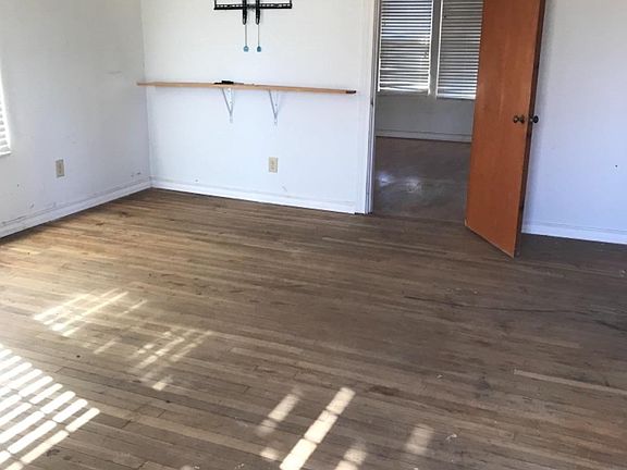 2nd image of 902 E Lons St