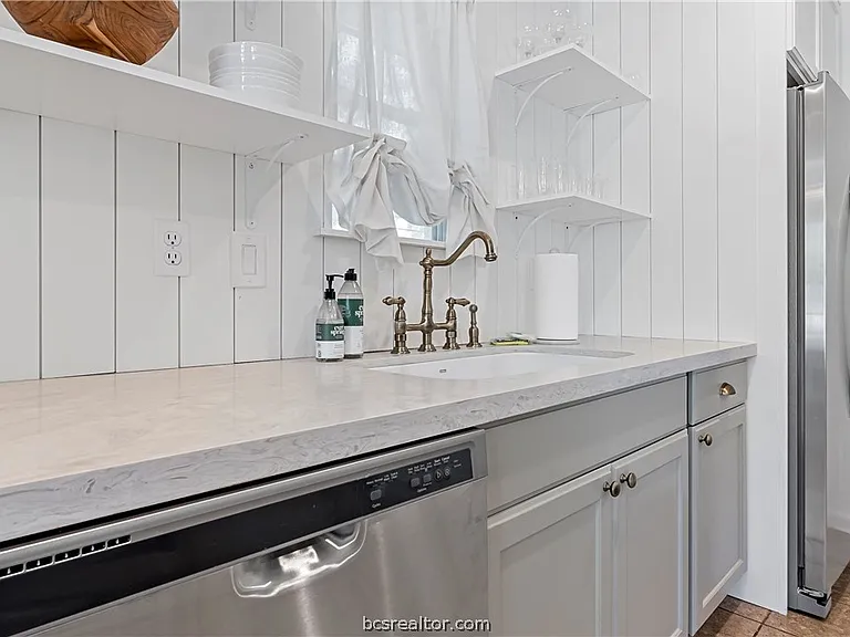 116 Richards St — Photo 23