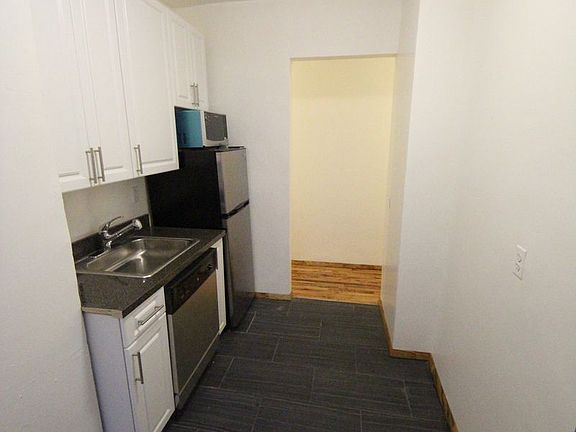 2nd image of 28 Macombs Pl APT 12