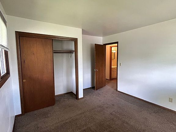 4th image of 153225 Shoreland Ln #7