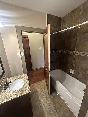 2 bed, 1.0 bath, 768 sqft, $1,350 — Photo 4