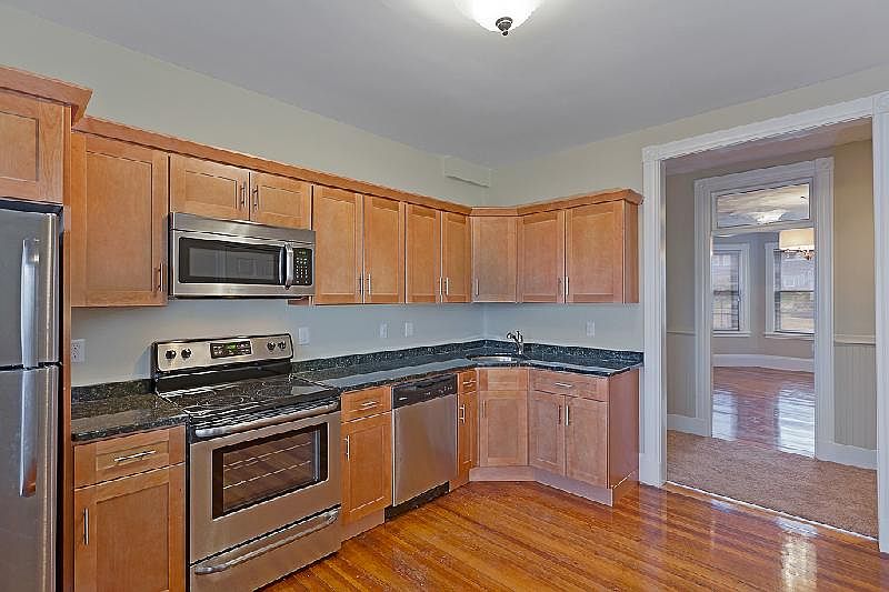 2nd image of 90 Gladstone St #2