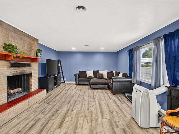2nd image of 211 NW Kerron Avenue