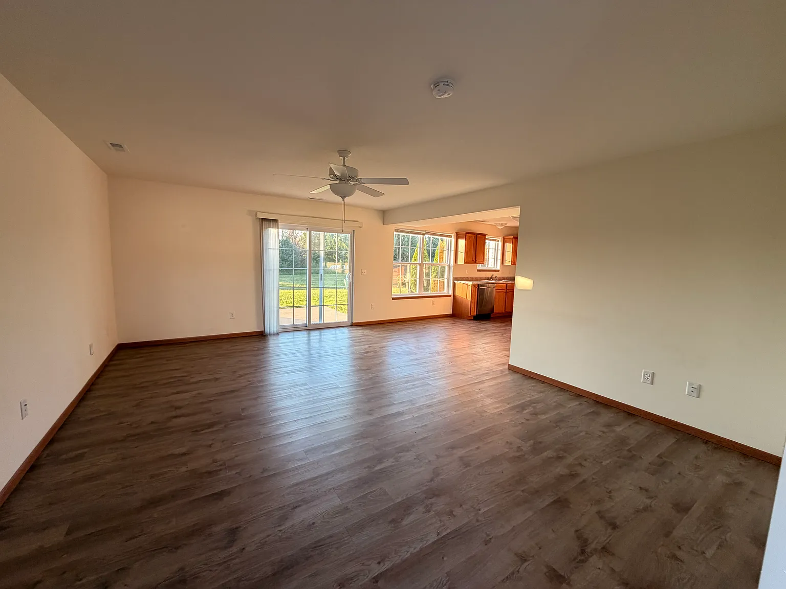 3 bed, 2.5 bath, 1460 sqft, $1,980 — Photo 3