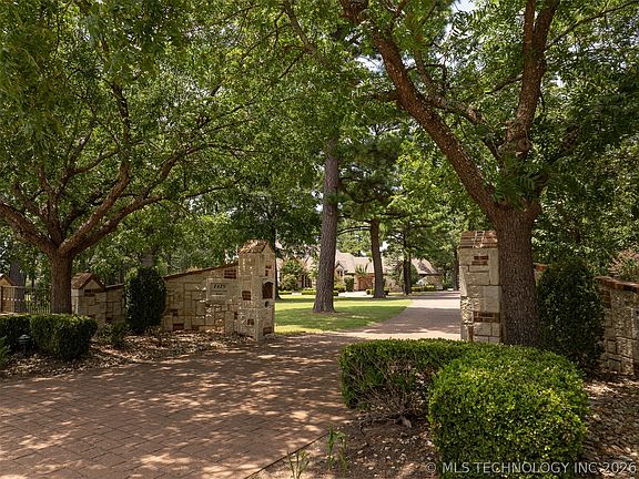 3rd image of 1419 Country Club Rd