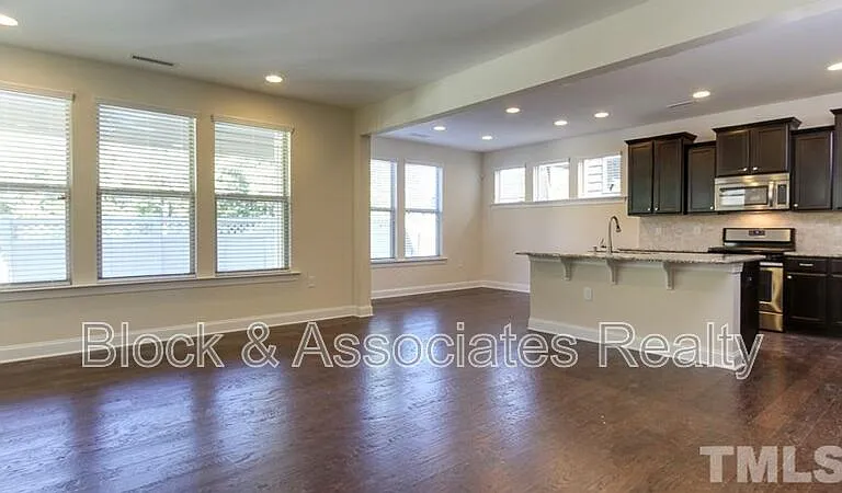 213 Begen St — Photo 2
