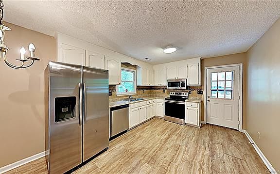 3rd image of 110 Hickory Creek Dr