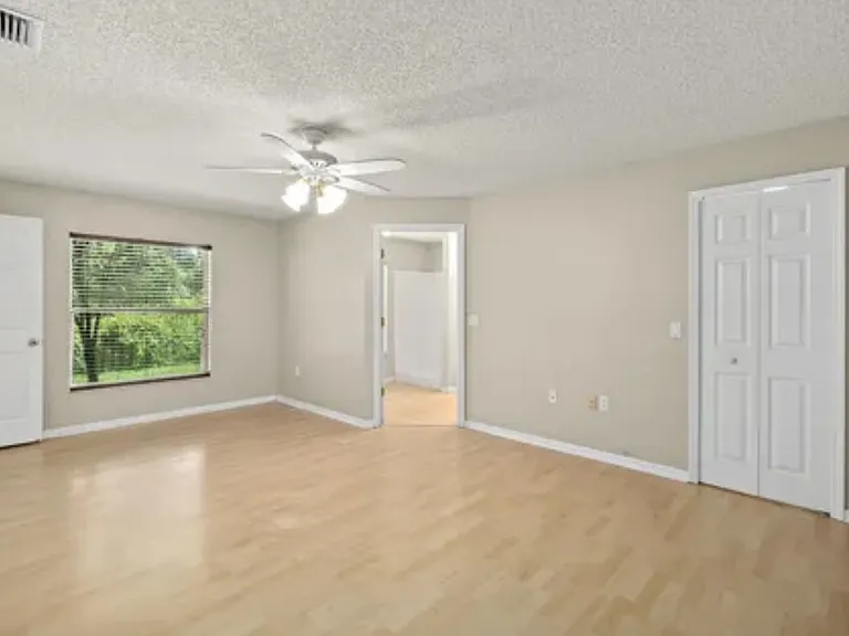 1304 Mandys Ct — Photo 10