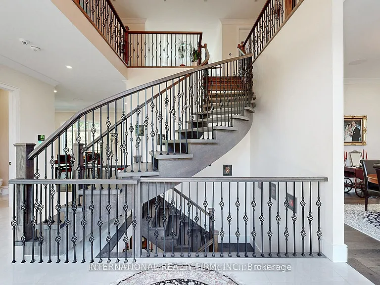 1286 Cambridge Dr — Photo 2
