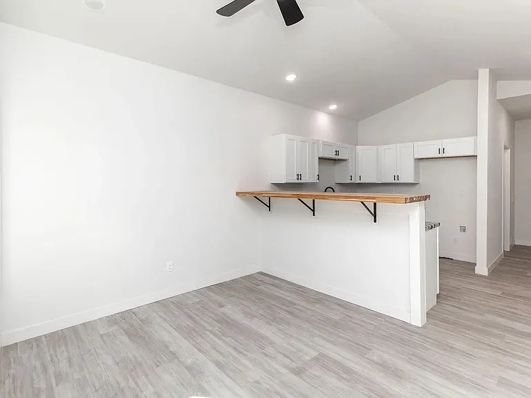 215 Sagers Ln — Photo 2