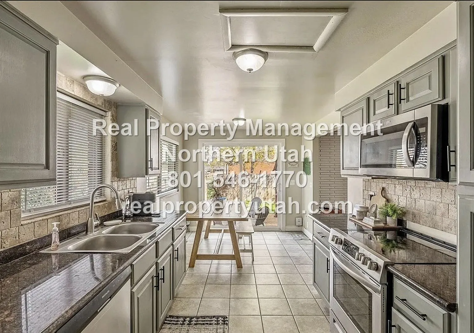 Stunning modern 6-Bedroom 3-Bath Home in Roy. — Photo 3