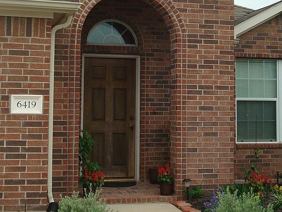 Large front porch area with room for planters
