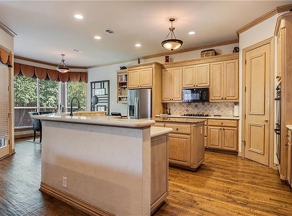 4th image of 800 Camelot Ct