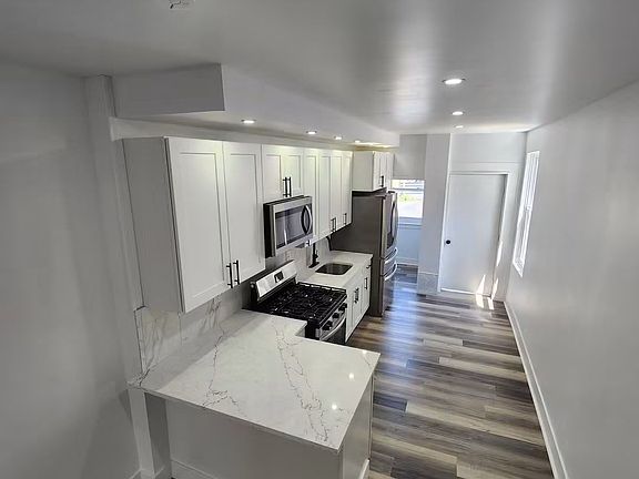 5th image of 237 N Fountain St