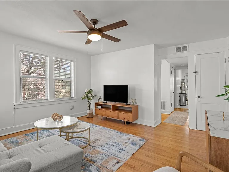 1109 W 41st St #2-E — Photo 2
