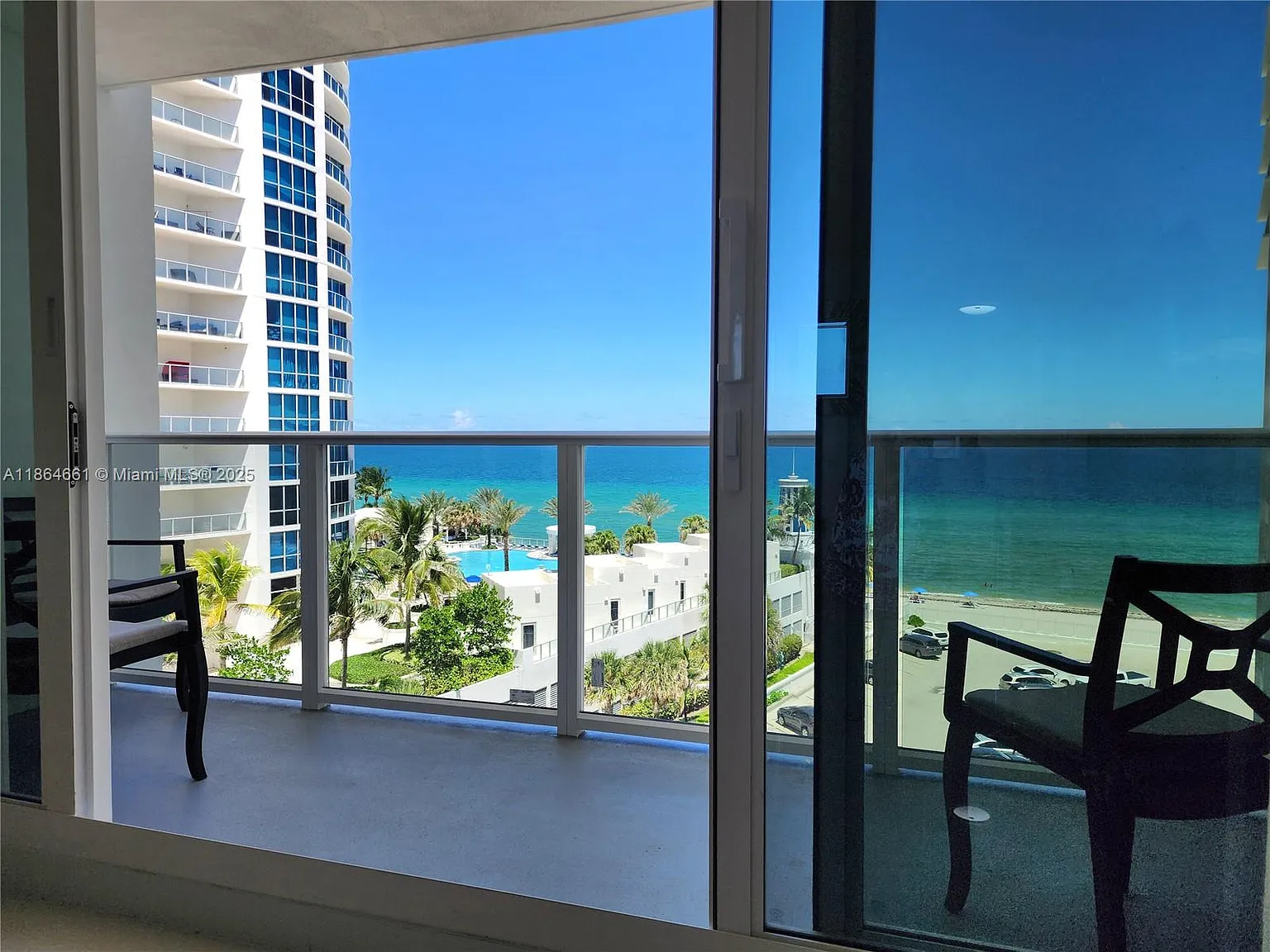 Alexander Towers Condo — Photo 2