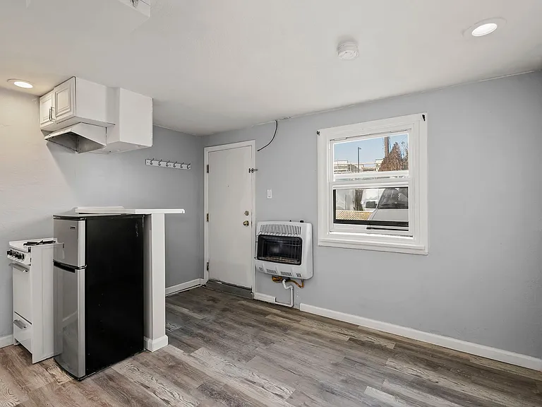2150 Victorian Ave — Photo 6